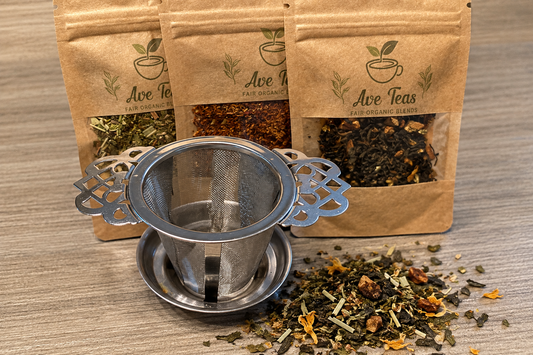 Thee cadeau set met losse thee op de voorgrond